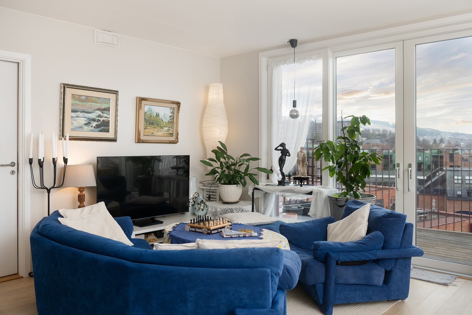 Leiligheten er tilknyttet fjernvarme og har balansert ventilasjon for et behagelig inneklima. Galleribilde