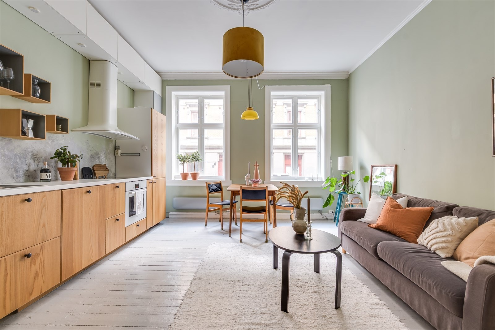 Leiligheten har store vindusflater, vakre detaljer og en gjennomført stil. Galleribilde