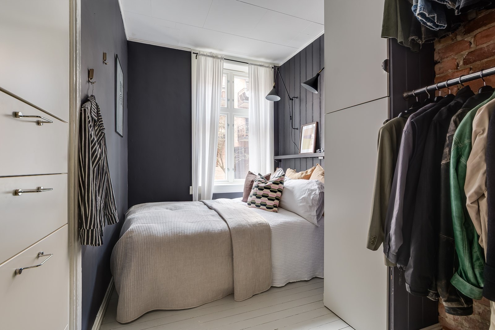 Soverommet er av god størrelse og har god plass til en dobbeltseng. Vinduet ut mot bakgård sikrer en god natt søvn. Galleribilde