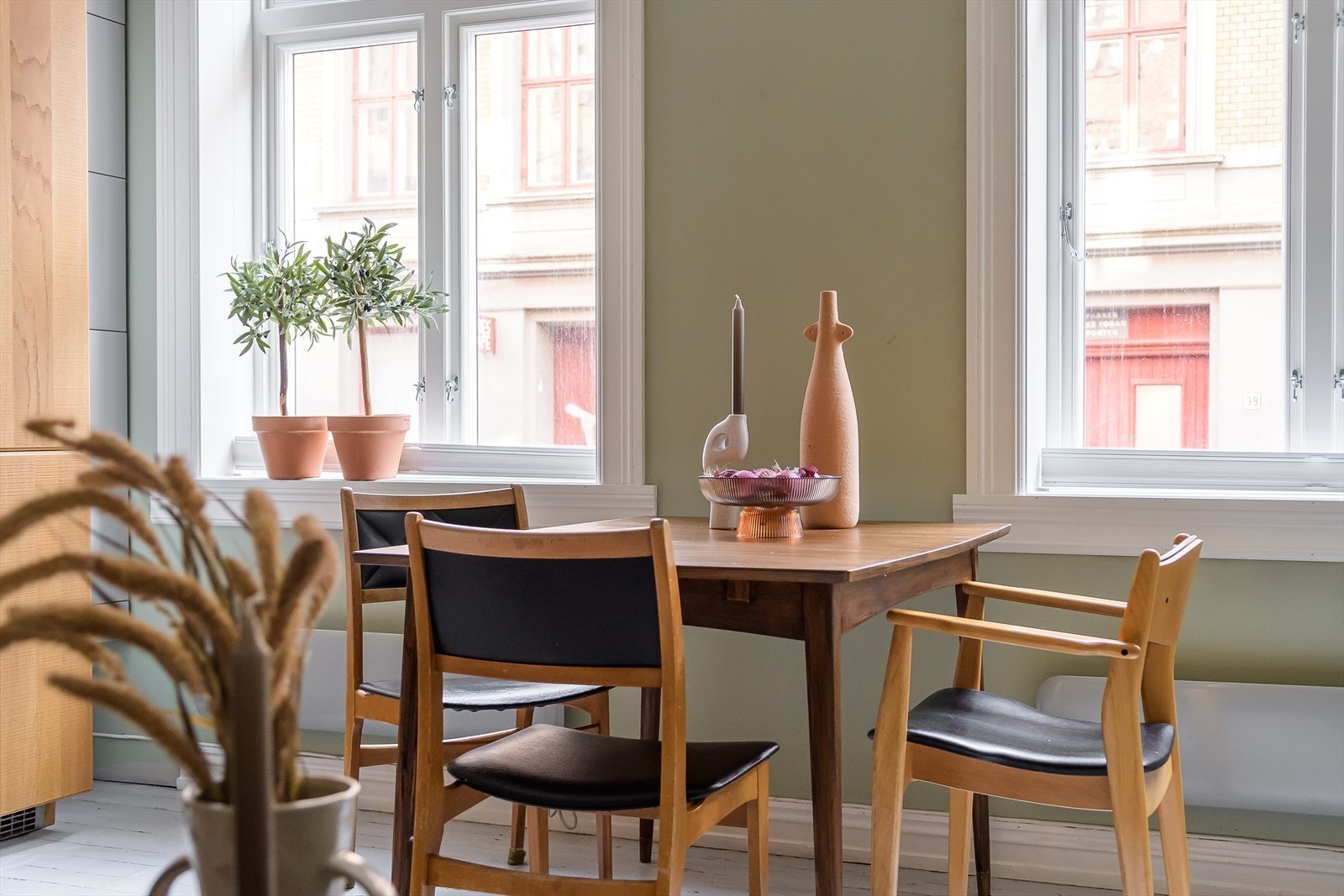 I tillegg til et lekkert kjøkken har du god plass til et spisebord hvor du kan samle venner og familie. Galleribilde