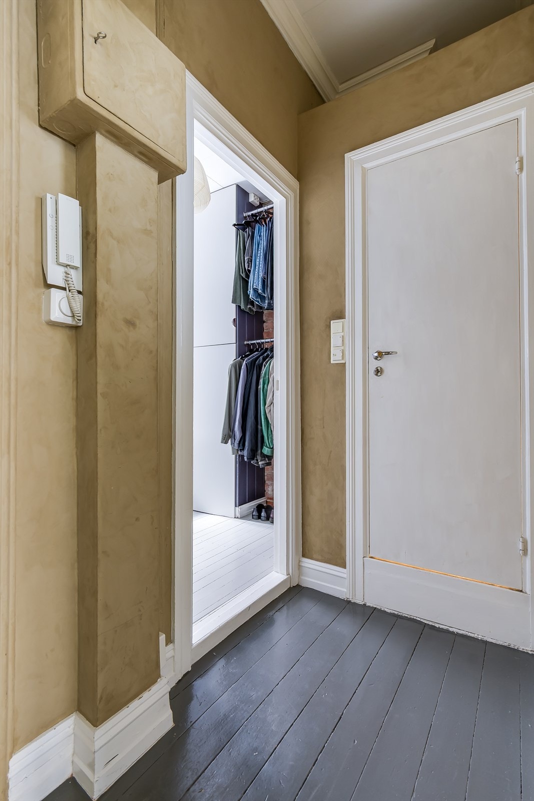 I tillegg til en romslig entré som fører deg til alle rommene i leiligheten så finnes det også 2 boder på til sammen 11m2 Galleribilde