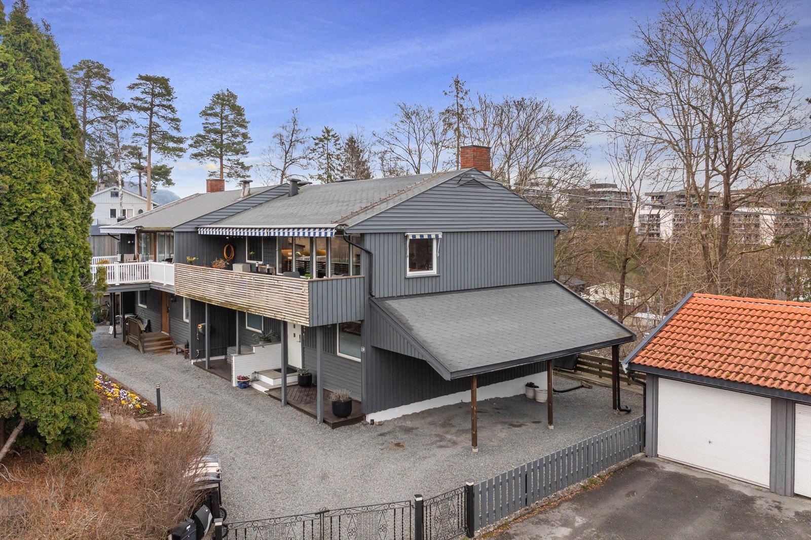 Velkommen til Hiltonkroken 19. Her er det parkering under egen carport med elbillader på enden av boligen Galleribilde
