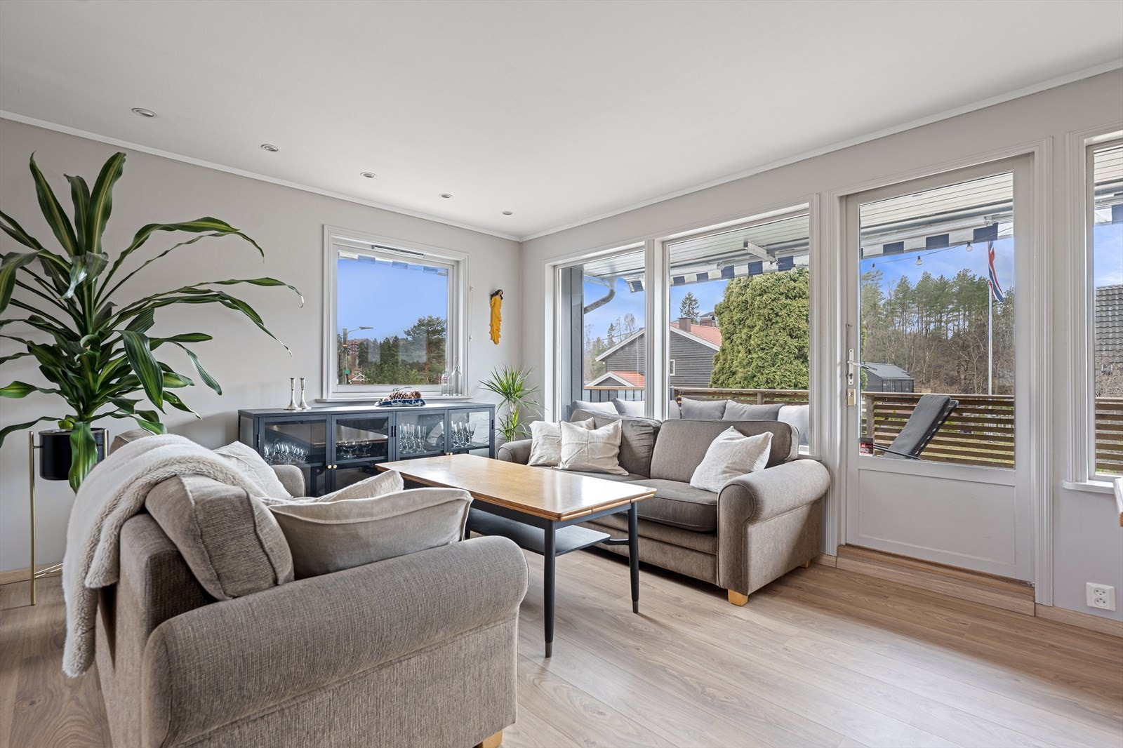 Stuen har vinduer på flere sider noe som skaper en lys og luftig stemning i rommet. Galleribilde