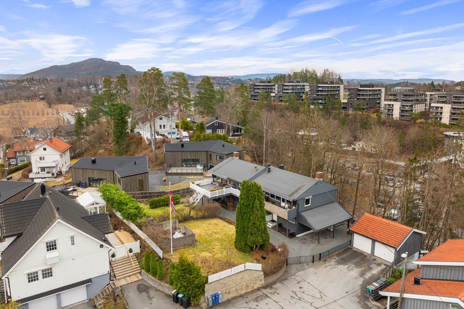 Området rundt Hiltonkroken beskrives som sentralt, men landlig med gode tur- og treningsmuligheter. Det er kun få minutters gange til Slependen stasjon som skimtes til høyre i bildet. Galleribilde