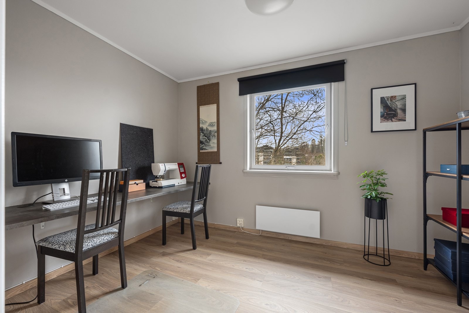 I denne etasjen er det også er soverom som i dag benyttes som kontor. Galleribilde