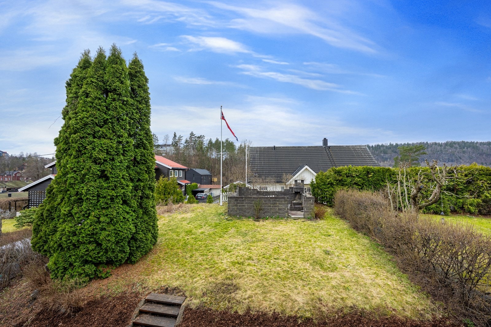 I hagen er det bygget opp en hyggelig uteplass med utepeis. Galleribilde