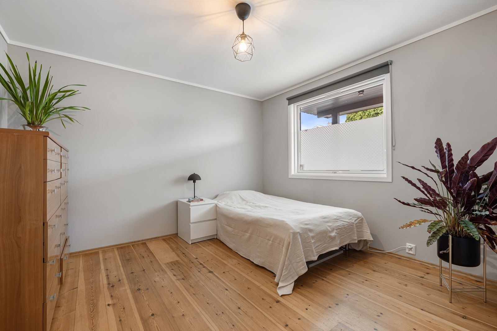 Det andre soverommet er også romslig og har god plass til seng, nattbord og garderobemøbler. Galleribilde