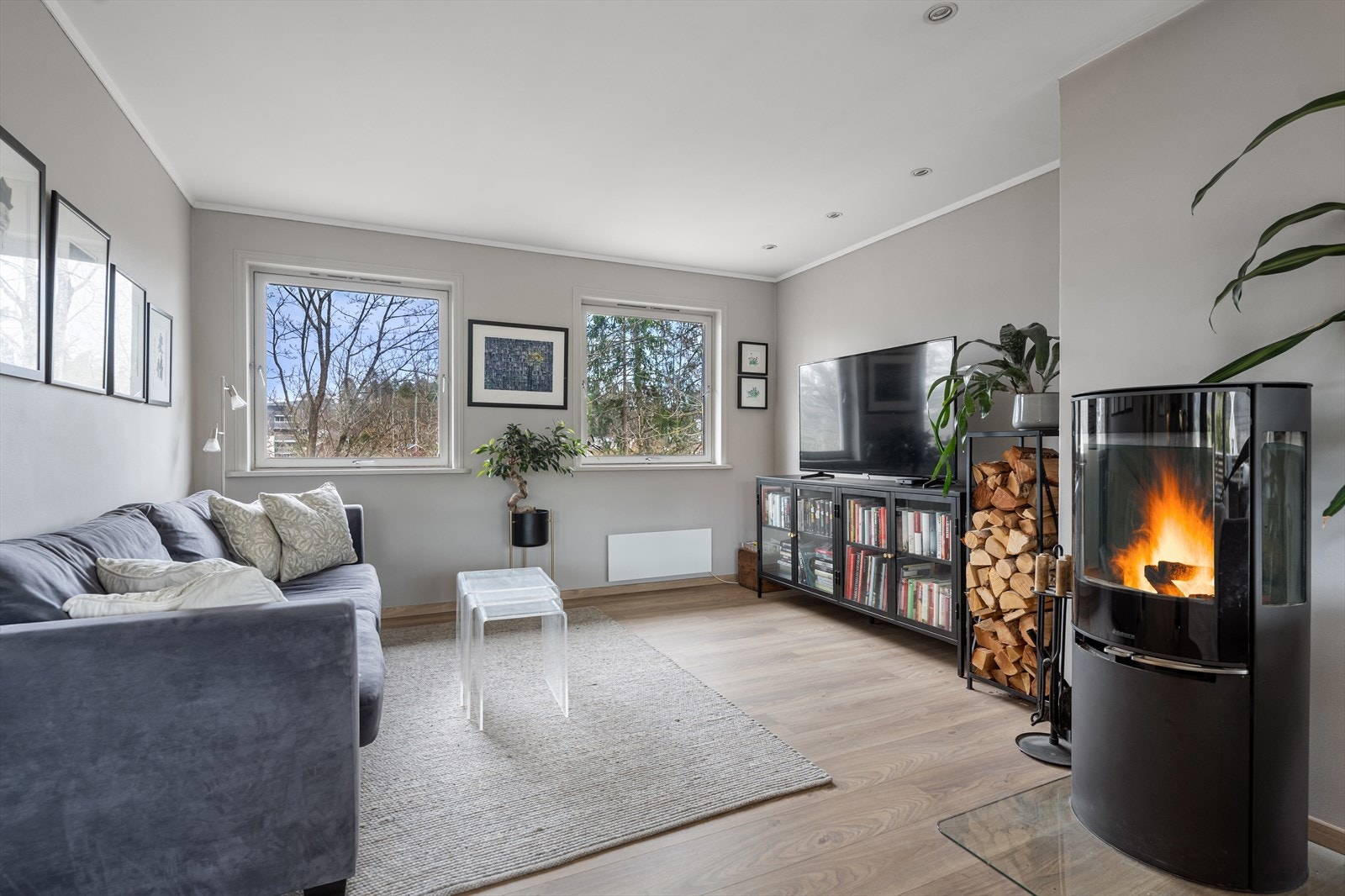 Egen TVkrok med god plass til en romslig sofa som rommer hele familien. Her er det også satt inn en peisovn som luner godt på kaldere dager. Galleribilde