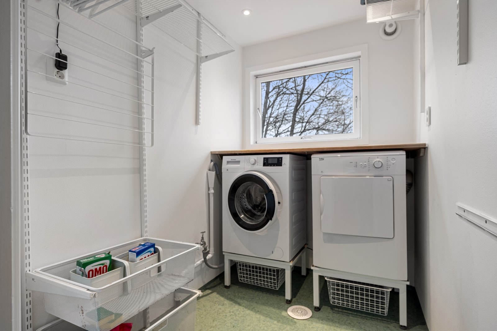 I denne etasjen er det også et praktisk vaskerom med opplegg for vaskemaskin og tørketrommel i tillegg til vegghengt hyllesystem med tørkemuligheter. Galleribilde
