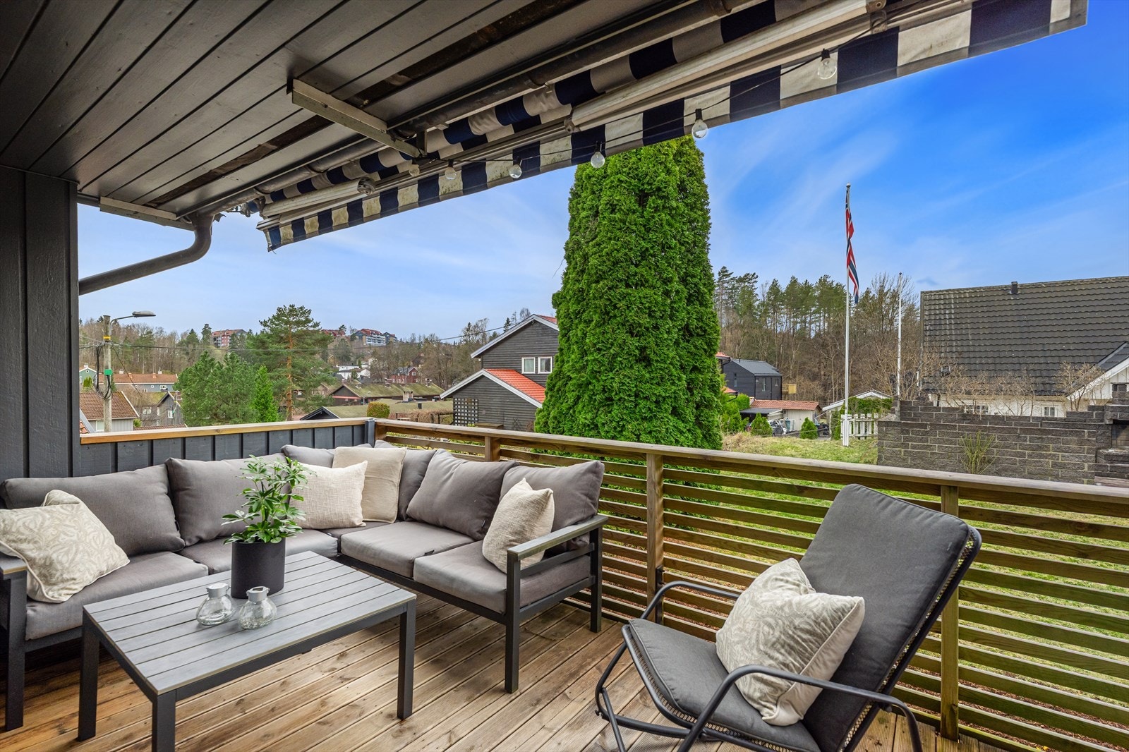 Utenfor stuen er det en hyggelig balkong, delvis overbygget og med markis som skjermer godt for solen på de varmeste dagene. Galleribilde