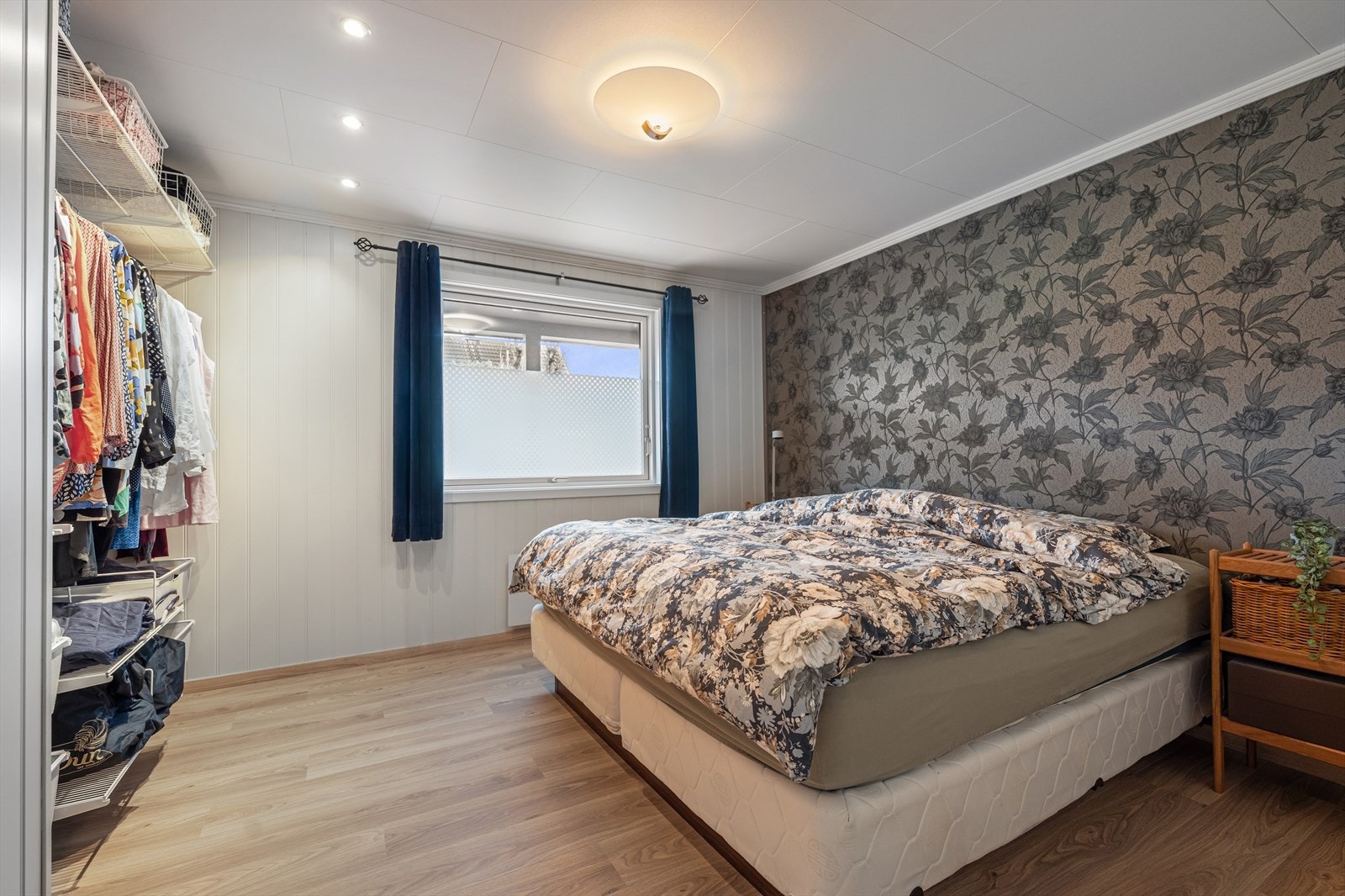 I 1.etasje er det tre gode soverom. Her er hovedsoverommet med plass til dobbeltseng og tilhørende nattbord, samt åpen garderobeløsning. Galleribilde