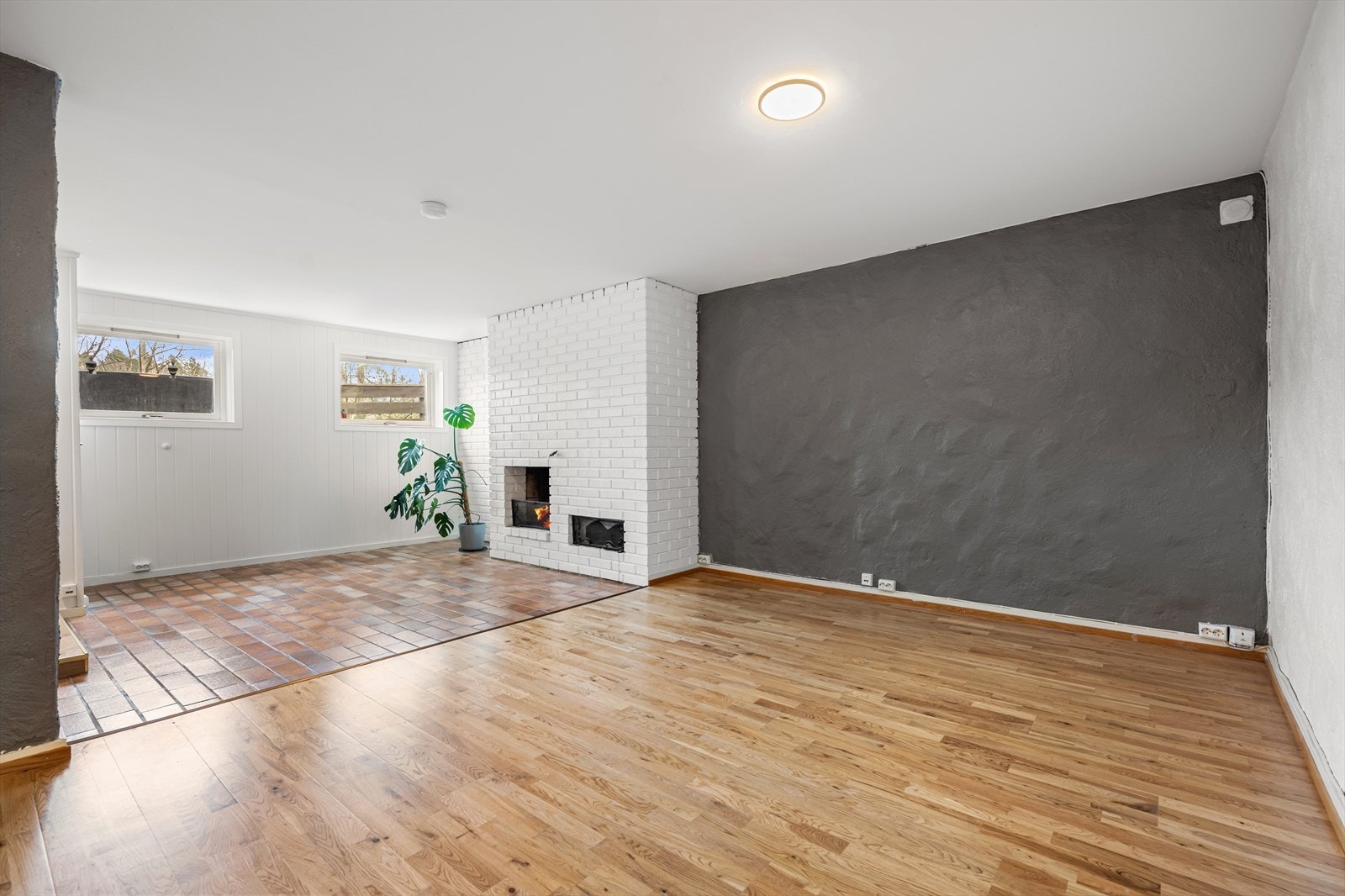I nederste etasje er det i dag en stor kjellerstue - dette rommet var opprinnelig et bassengrom. Bassenget er ikke brukt på flere år og det er lagt trebjelkelag og parkett over. Tilhørende aggregat er avstengt. Galleribilde