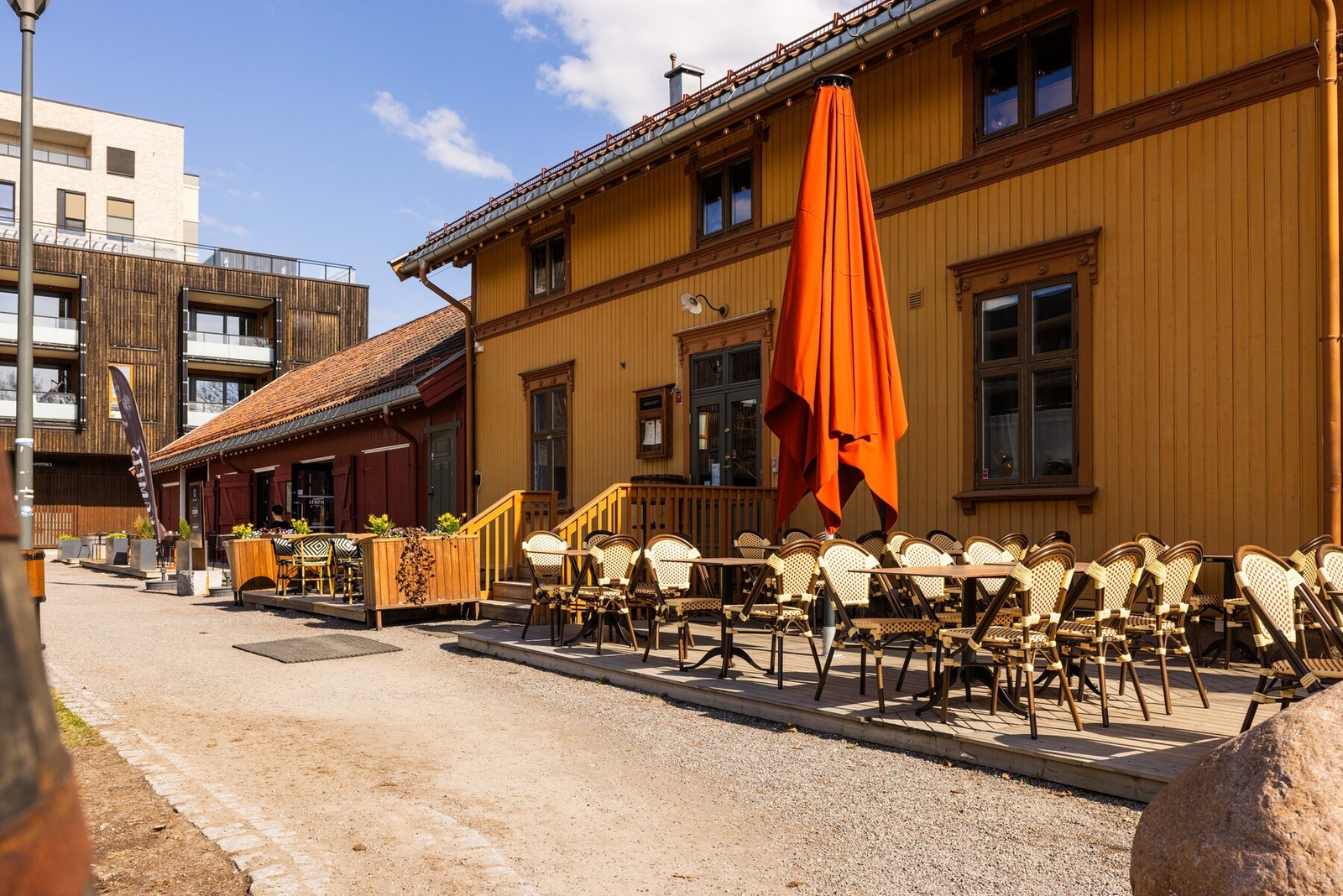 De gamle gårdsbygningene på Lillo gård er i dag transformert til hyggelige serveringssteder, og rammer inn den historiske gårdsplassen Galleribilde