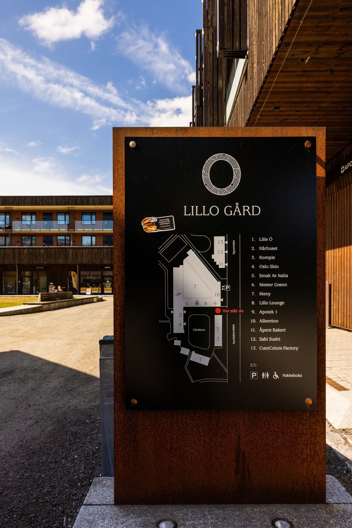 Lillo gård består av et helhetlig gårdstun som kombinerer historiske bygninger og nyere utvikling. Kjernen i området er de bevarte, gamle gårdsbygningene Galleribilde