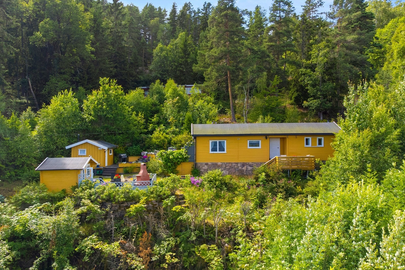Svelvik - Nesbygda -Hytte med fantastisk utsikt ut mot drammensfjorden! Tinglyst båtplass på svai og baderett på strand! Galleribilde