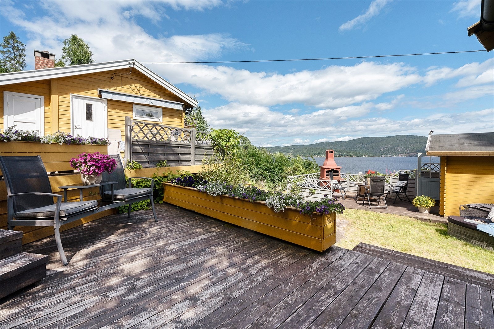Her kan man virkelig nyte livet fra en fantastisk terrasse platting ut mot fjorden. Galleribilde
