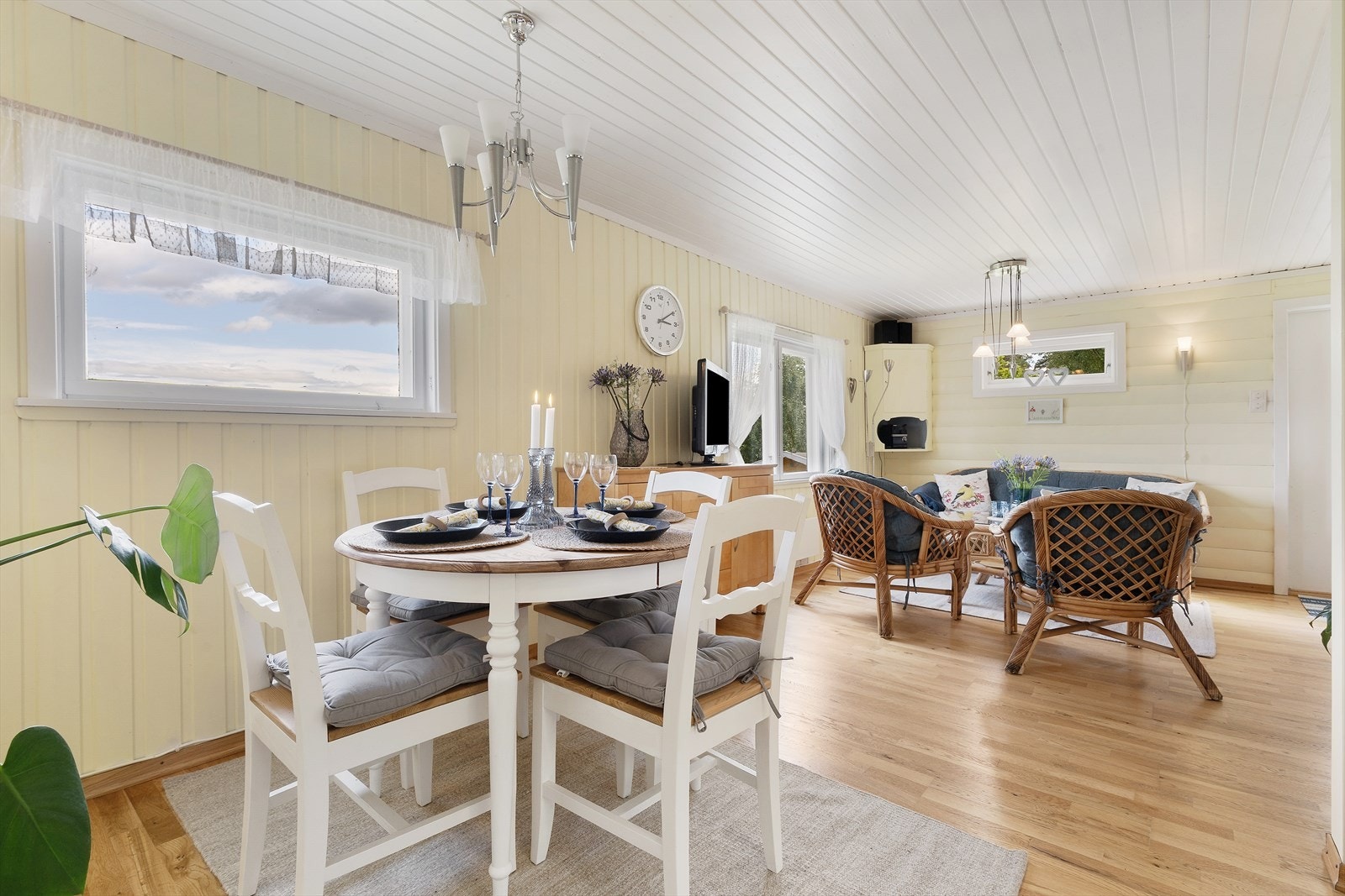 Stuen er lys og innbydene med plass til et hyggelig spisebord. Galleribilde