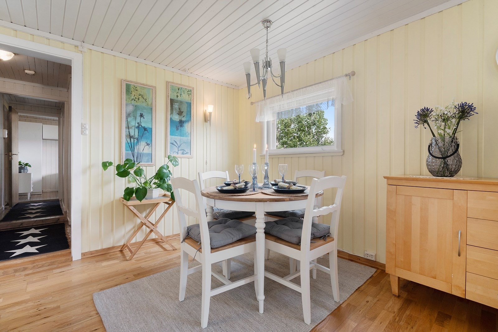 Her kan en invitere gjester til bords på hytta. Galleribilde