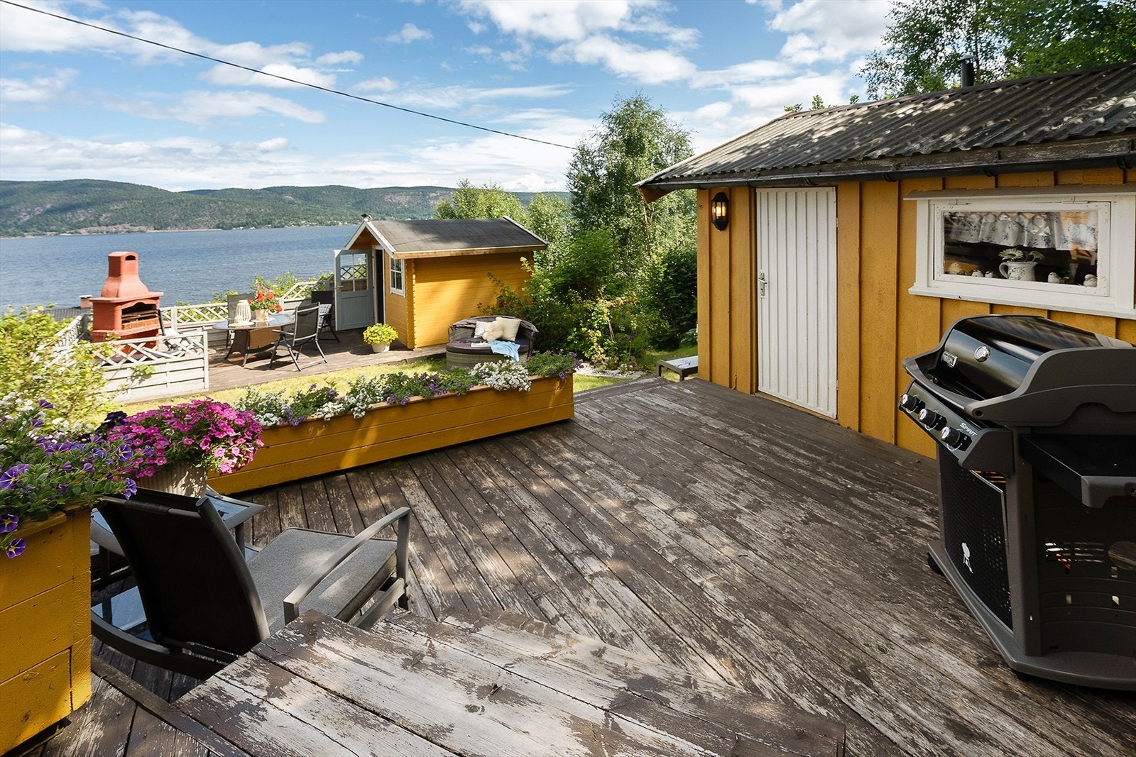Hytta har flere terrassearealer over ulike nivåer på tomten. Galleribilde