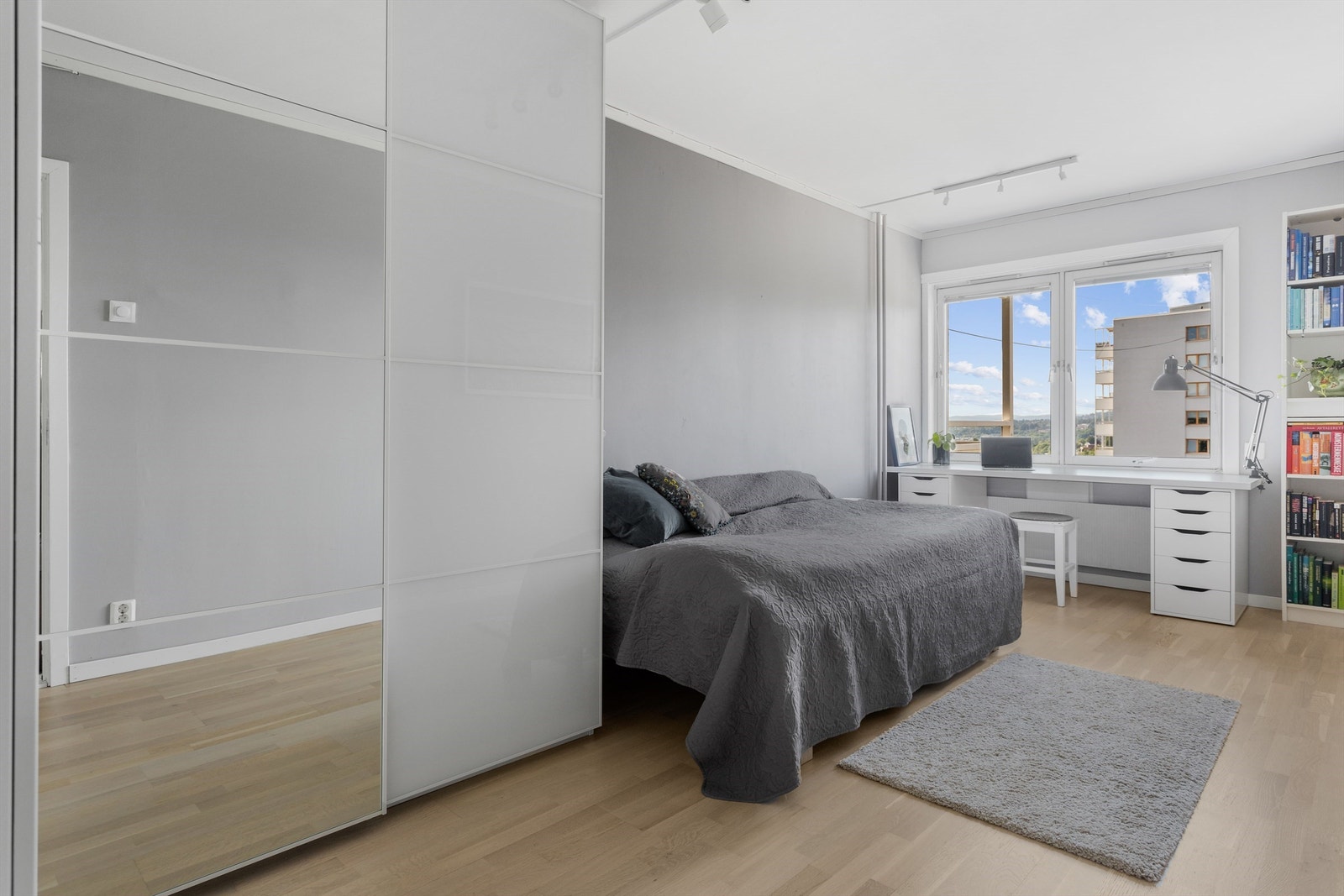 Hovedsoverom med store garderobeskap og god plass til dobbeltseng. Galleribilde