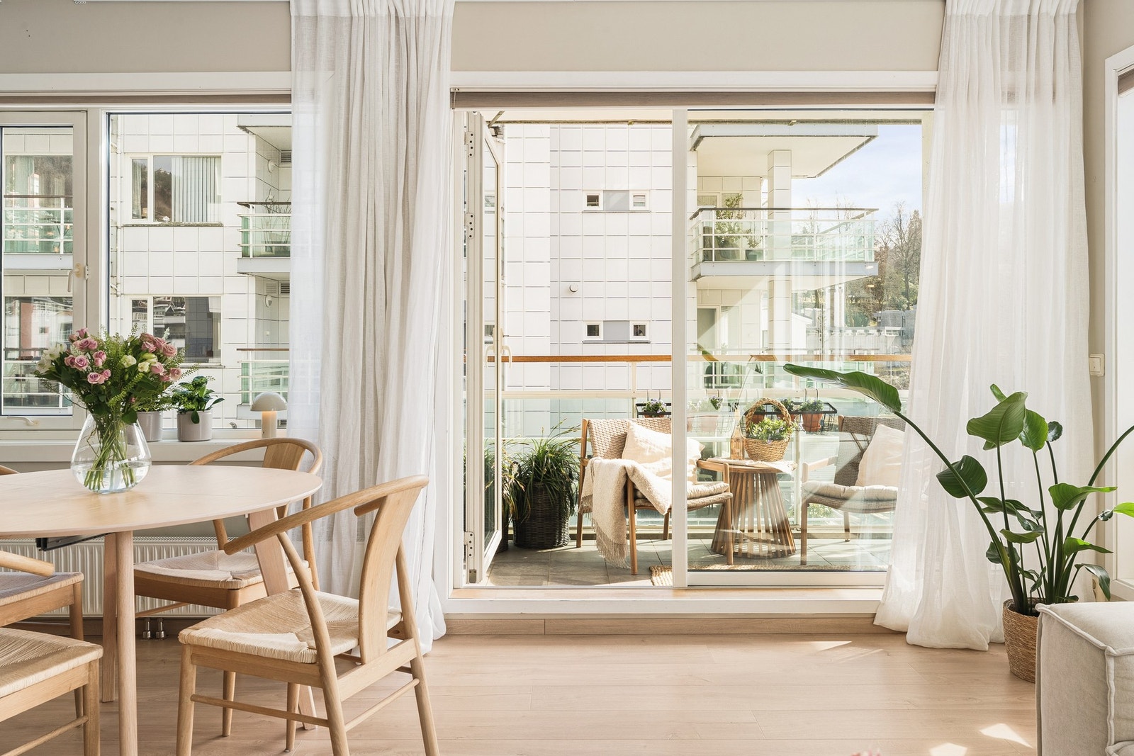 Det er fjernvarme til radiatorene i stuen som styres med termostat. Galleribilde