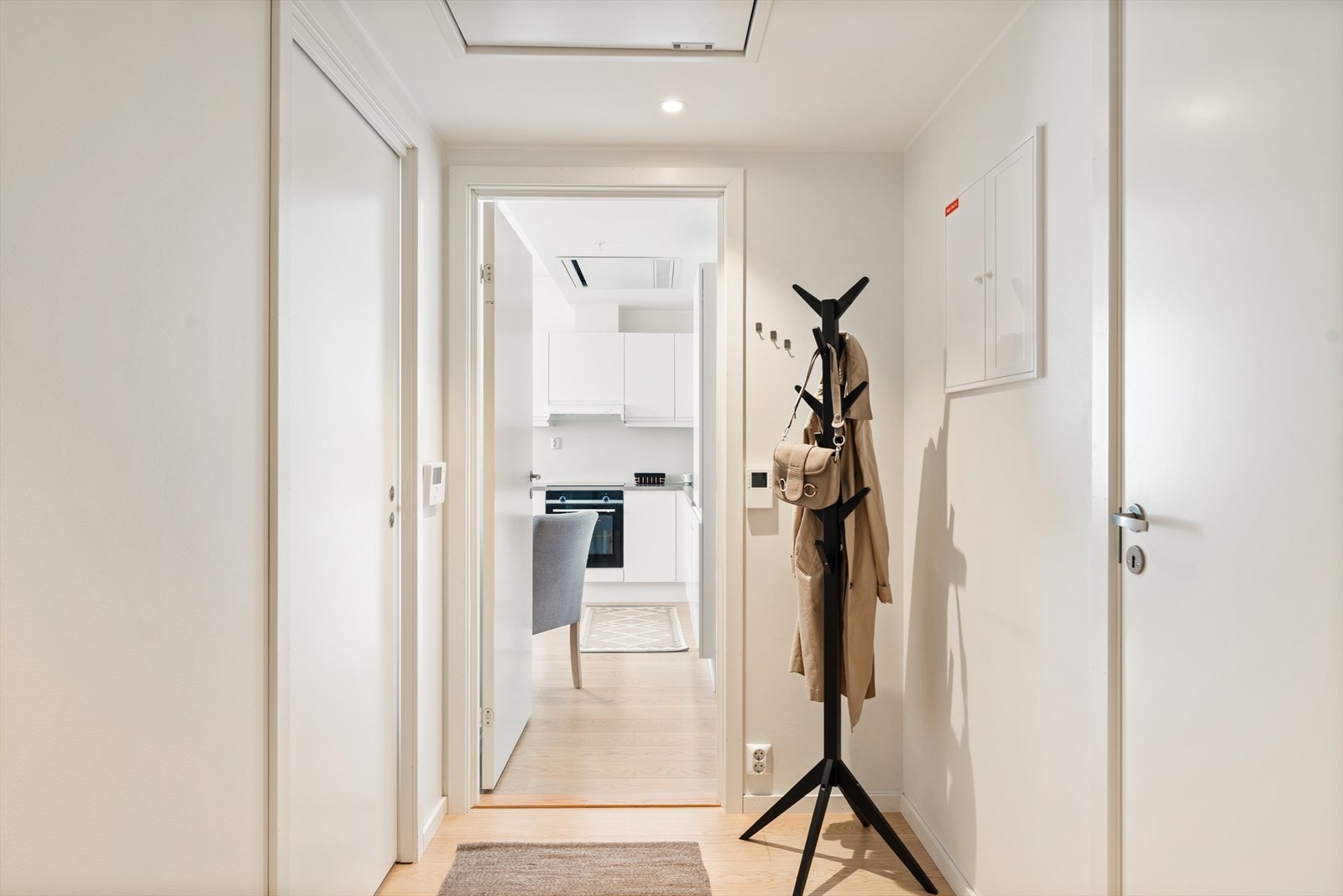 Velkommen inn i en lys og innbydende entré som gir et svært godt førsteinntrykk av boligen. Her møtes du av pene, moderne overflater og en gjennomført stil som videreføres i resten av hjemmet. Galleribilde