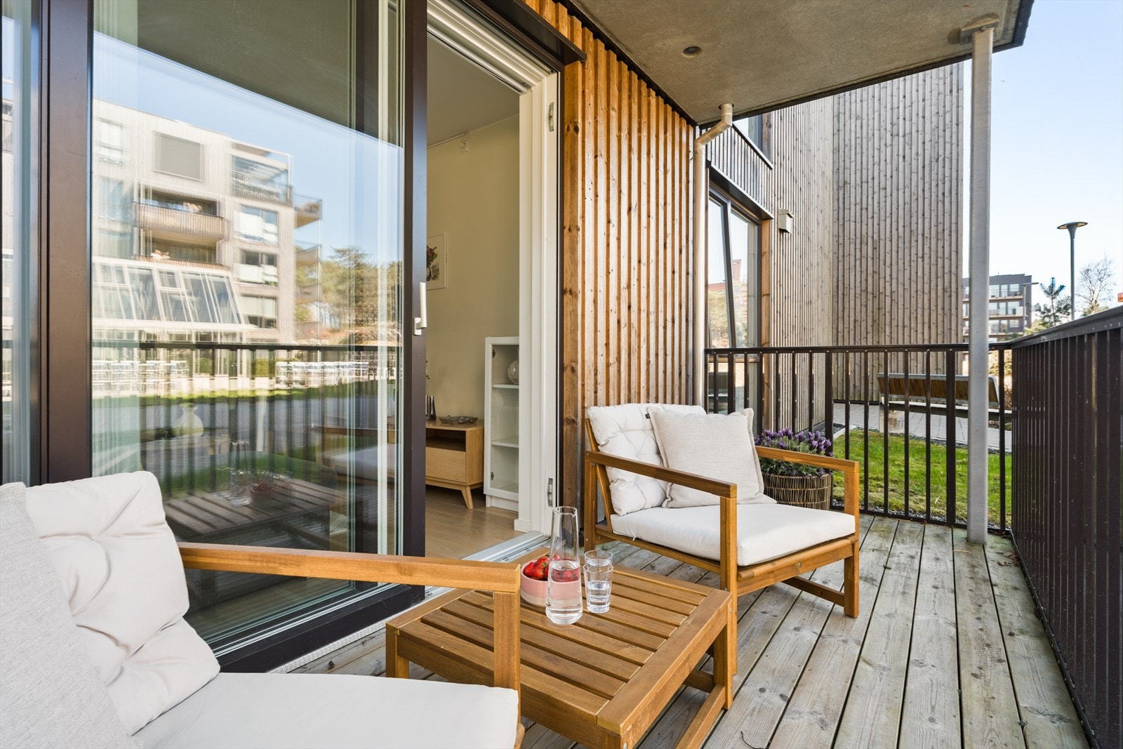 Fra stue/kjøkken er det utgang til en solrik balkong på ca. 8 m². Galleribilde