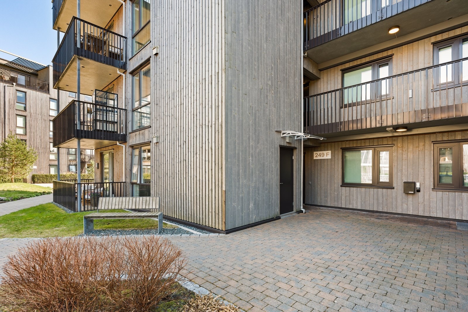 Bo i et veldrevet sameie og fredelige omgivelser med turmuligheter og flotte solnedganger. Samtidig kort vei til bybane og alt du trenger i hverdagen. Galleribilde