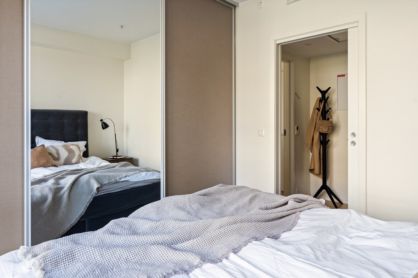 Rommet har gode møbleringsmuligheter med plass til seng, nattbord og garderobeløsning. Galleribilde