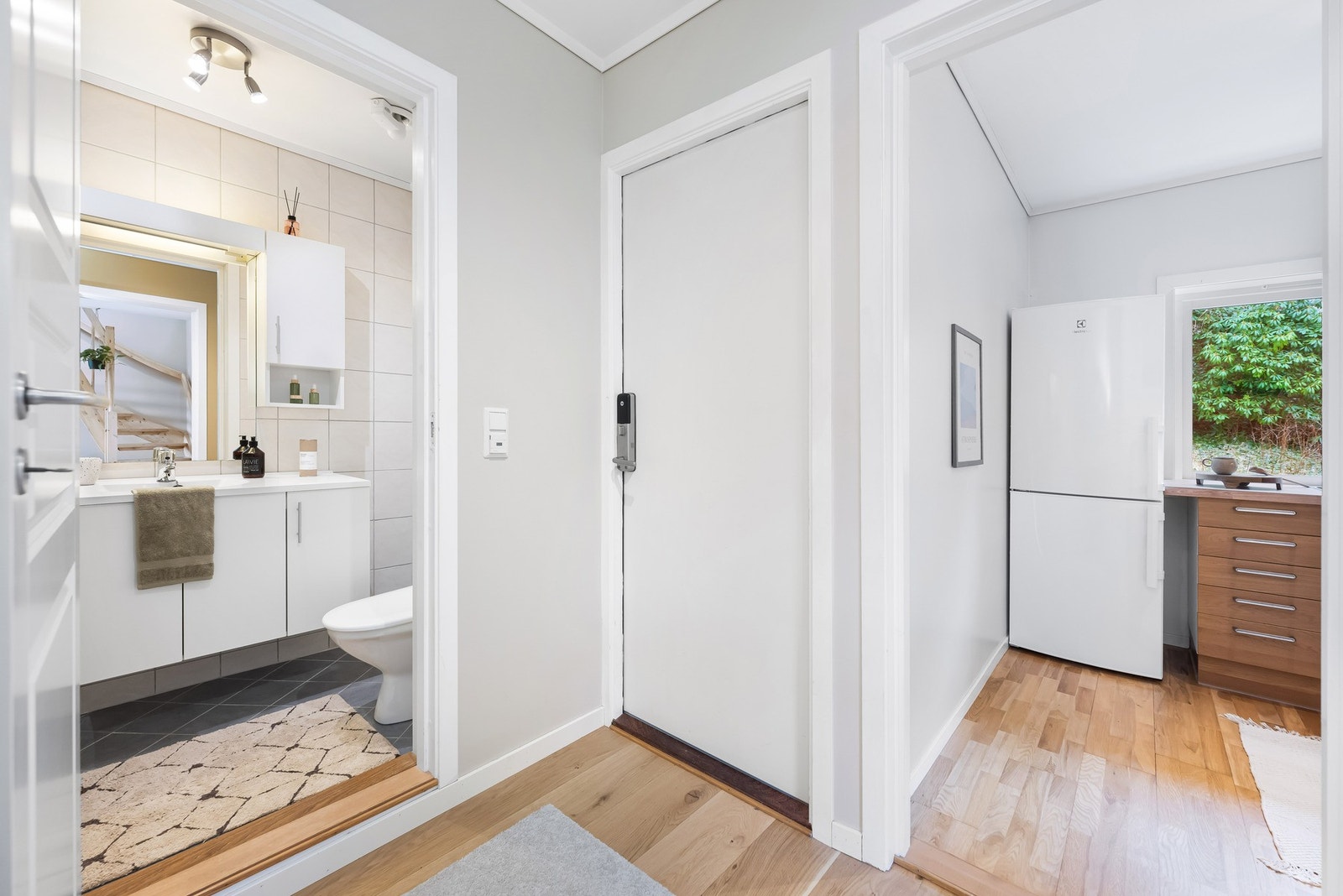 Lyst og helfliset bad på 3,4 m², med varmekabler i gulvet. Galleribilde