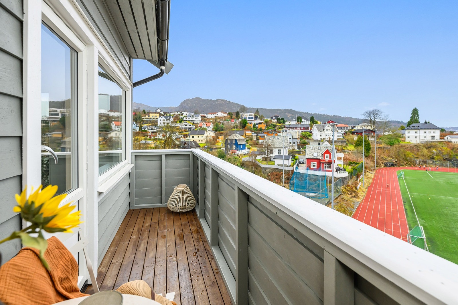 Perfekt uteplass for mange fine sommerdager, med mulighet for å se på båttrafikken inn mot Bergen. Galleribilde