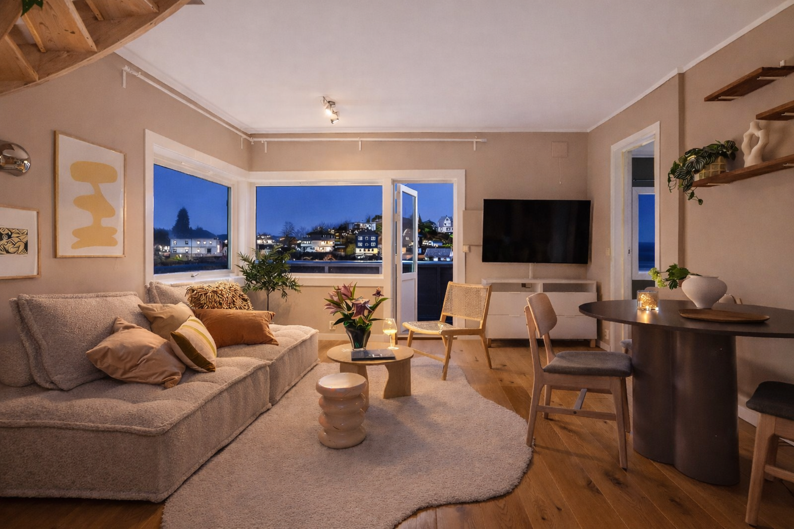 Velkommen til denne lekre 3-roms leiligheten med flotte kvaliteter, egen parkering og sentral beliggenhet på Laksevåg! Galleribilde