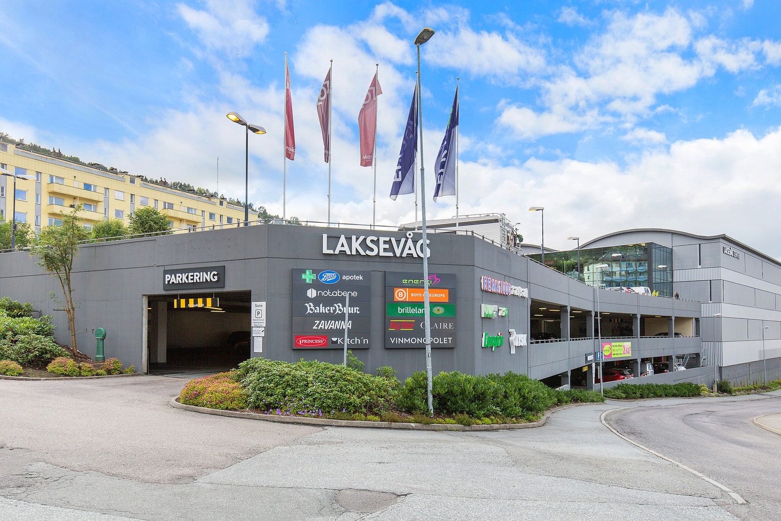 Gangavstand til dagligvare og Laksevåg senter. Galleribilde