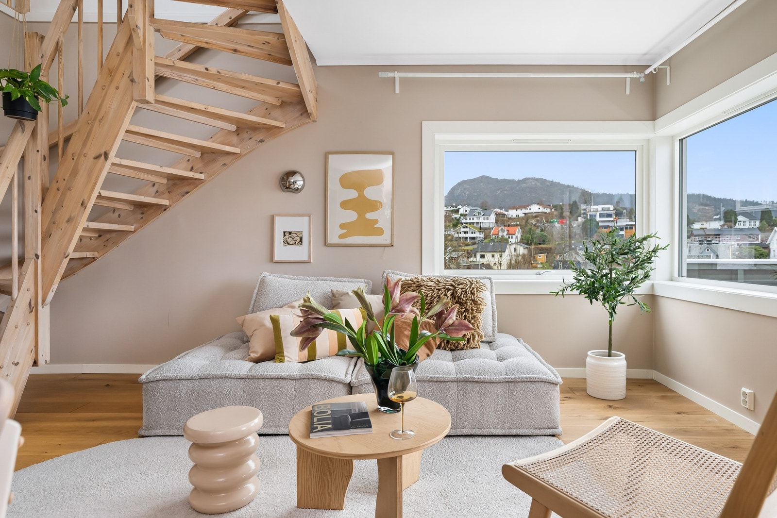 Store vindusflater sørger for rikelig med naturlig lysinnslipp, og rammer inn en flott utsikt. Galleribilde