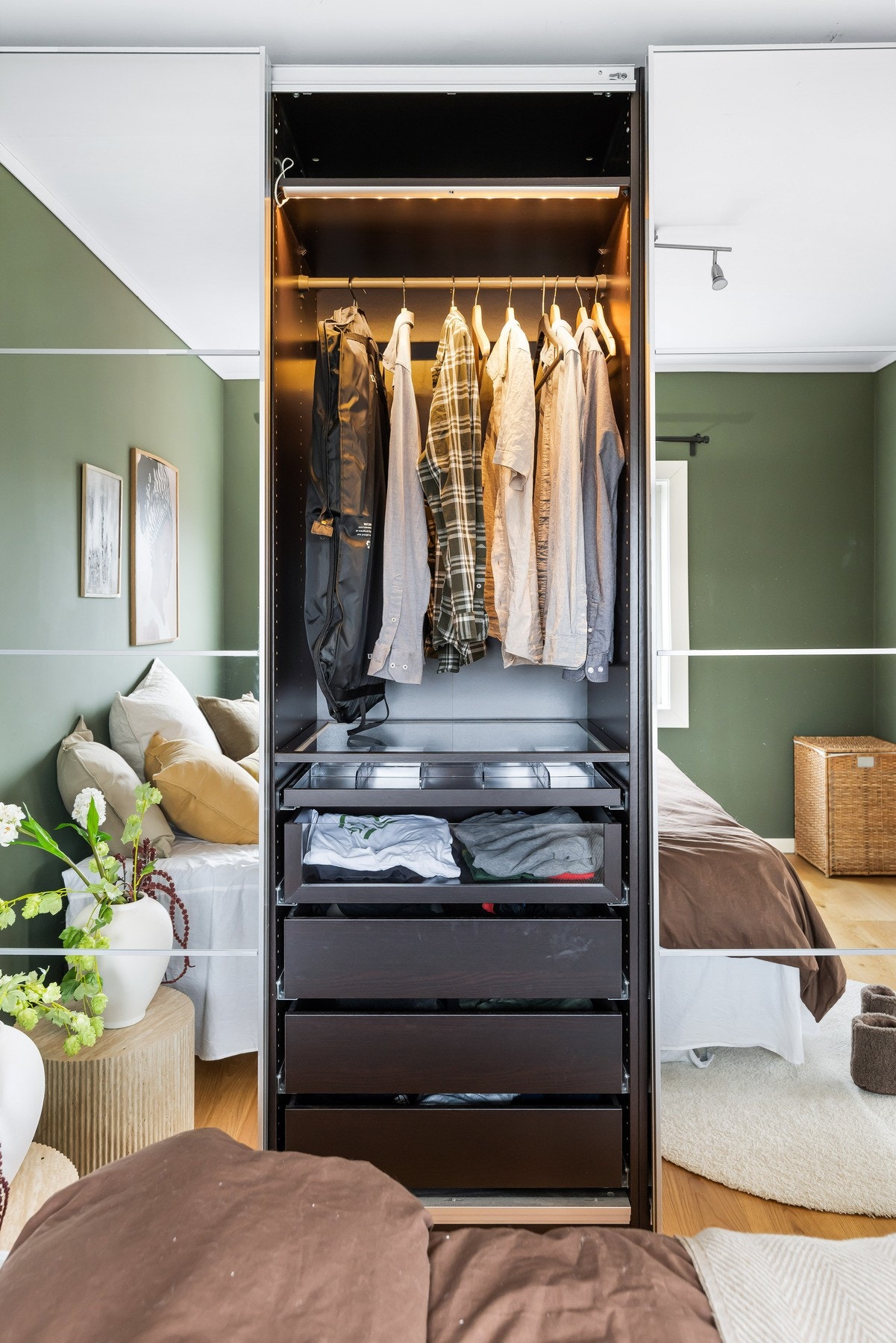 Innebygget skyvedørsgarderobe med speilfronter. Galleribilde