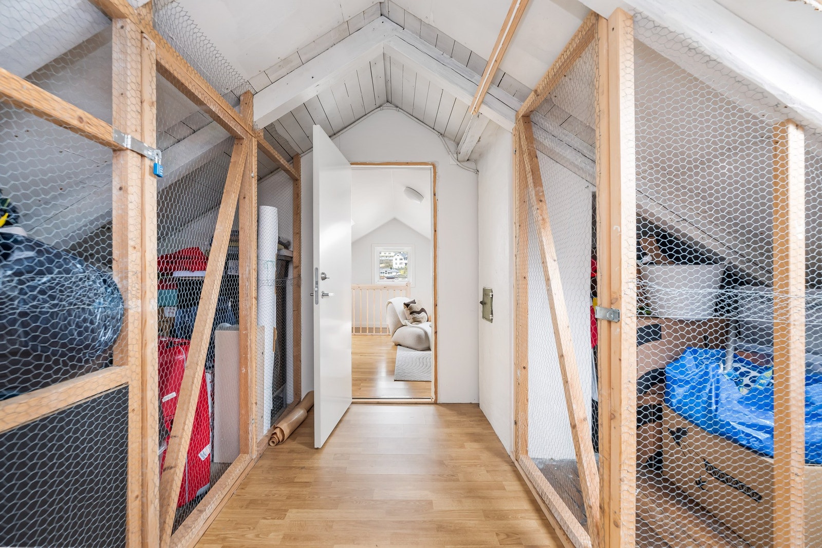 Leiligheten har både intern bod på loftet og ekstern bod, som gir godt med oppbevaringsplass. Galleribilde