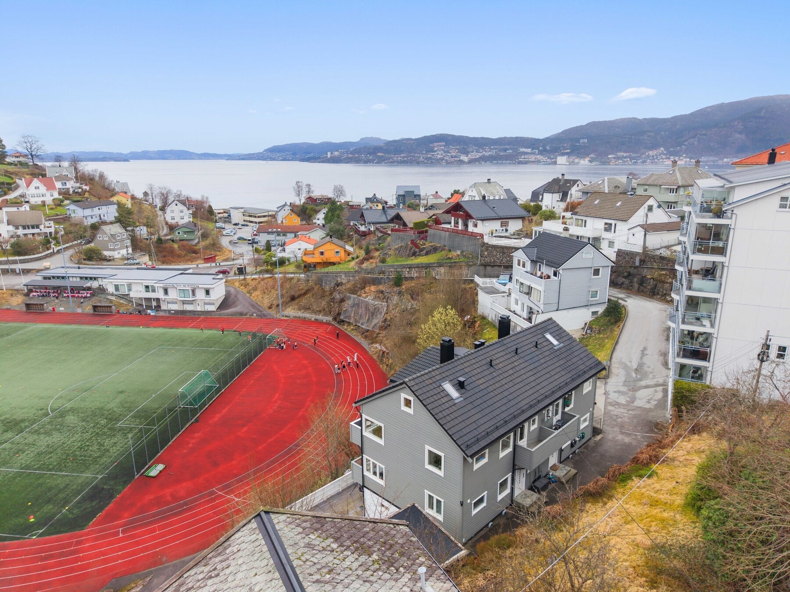 Her bor en skjermet til, uten trafikkstøy fra omkringliggende veier, men svært sentralt. Galleribilde