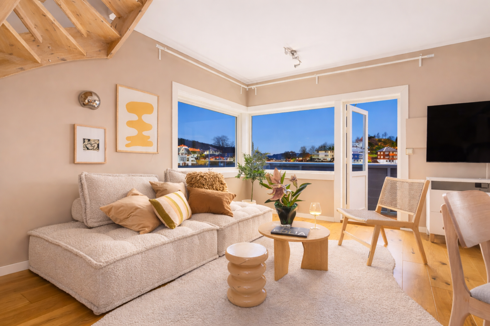 Lys og romslig stue med et godt areal på 20,5 m², som gir god plass til å innrede i soner. Galleribilde