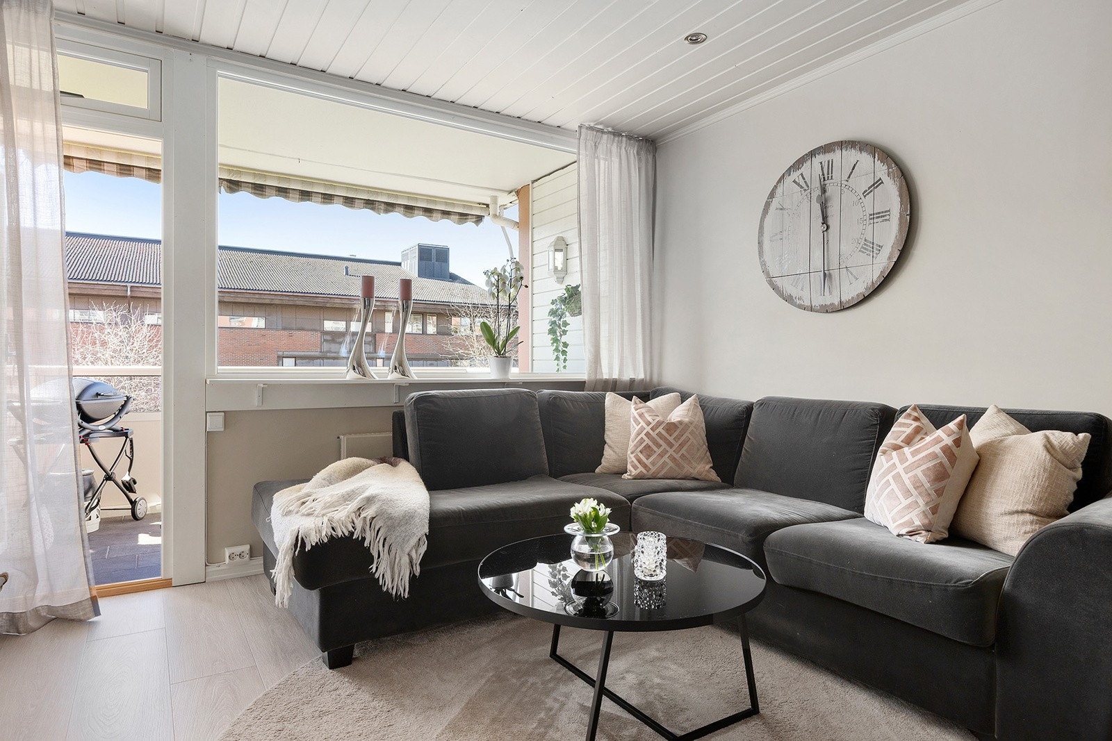Store vinduer gir godt med lys inn. Galleribilde