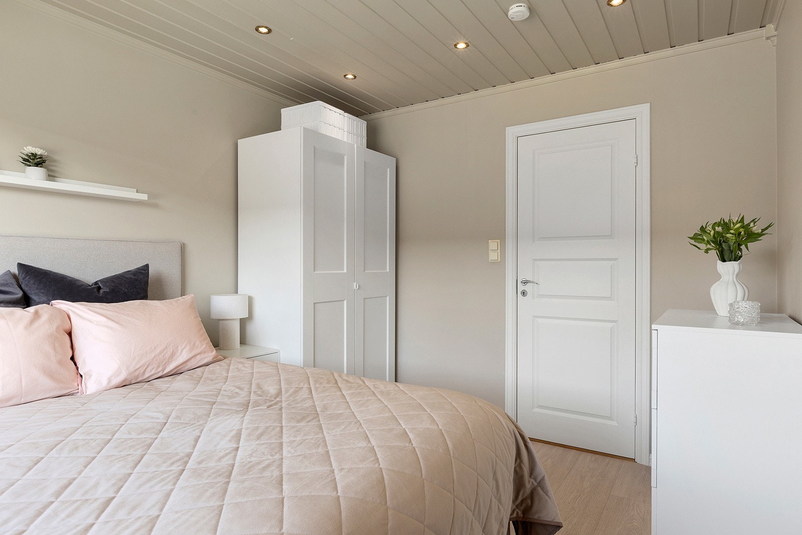 Soverom med walk in closet. Galleribilde