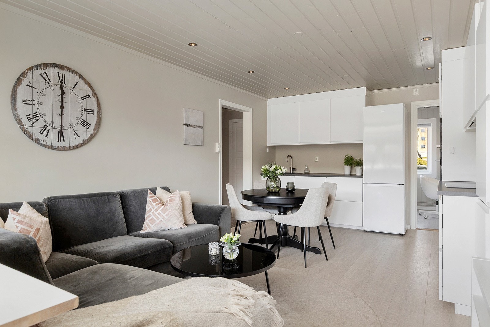 Lys og åpen stue/kjøkken løsning. Fin plass til spisebord i tillegg til sofagruppe. Galleribilde