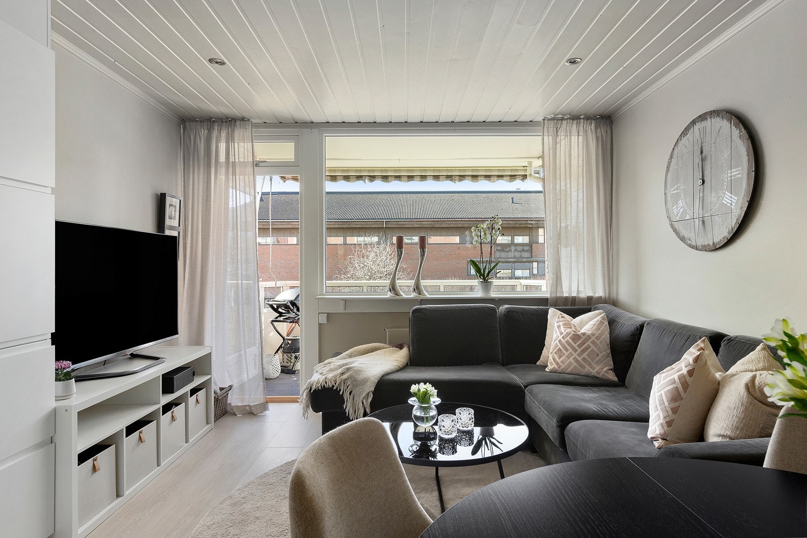 Stort vindu som gir rikelig med naturlig dagslys inn i stuen. Utgang til flott sydvestvendt balkong på ??? m². Galleribilde