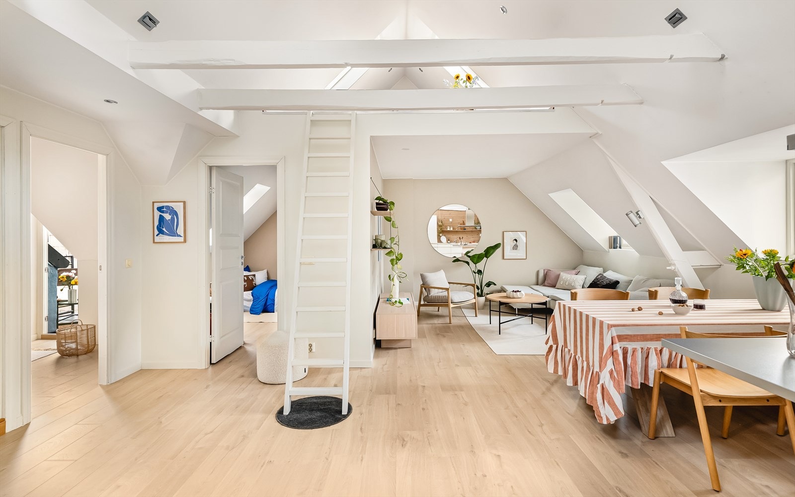 God planløsning som gjør det lett å innrede med både sitte- og spisegruppe. Galleribilde