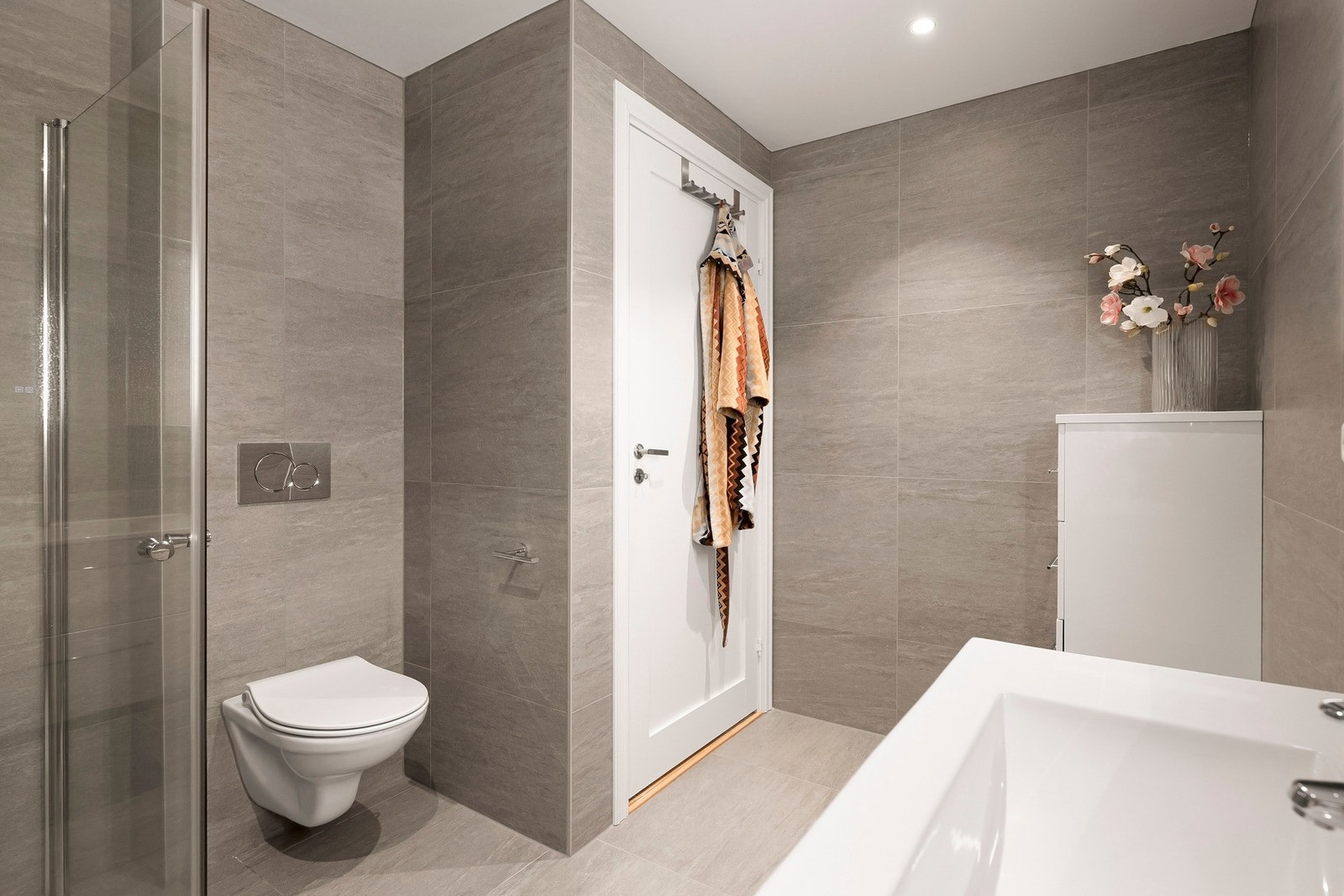 Badet ble renovert i 2024, med flislagt gulv og varmekabler Galleribilde