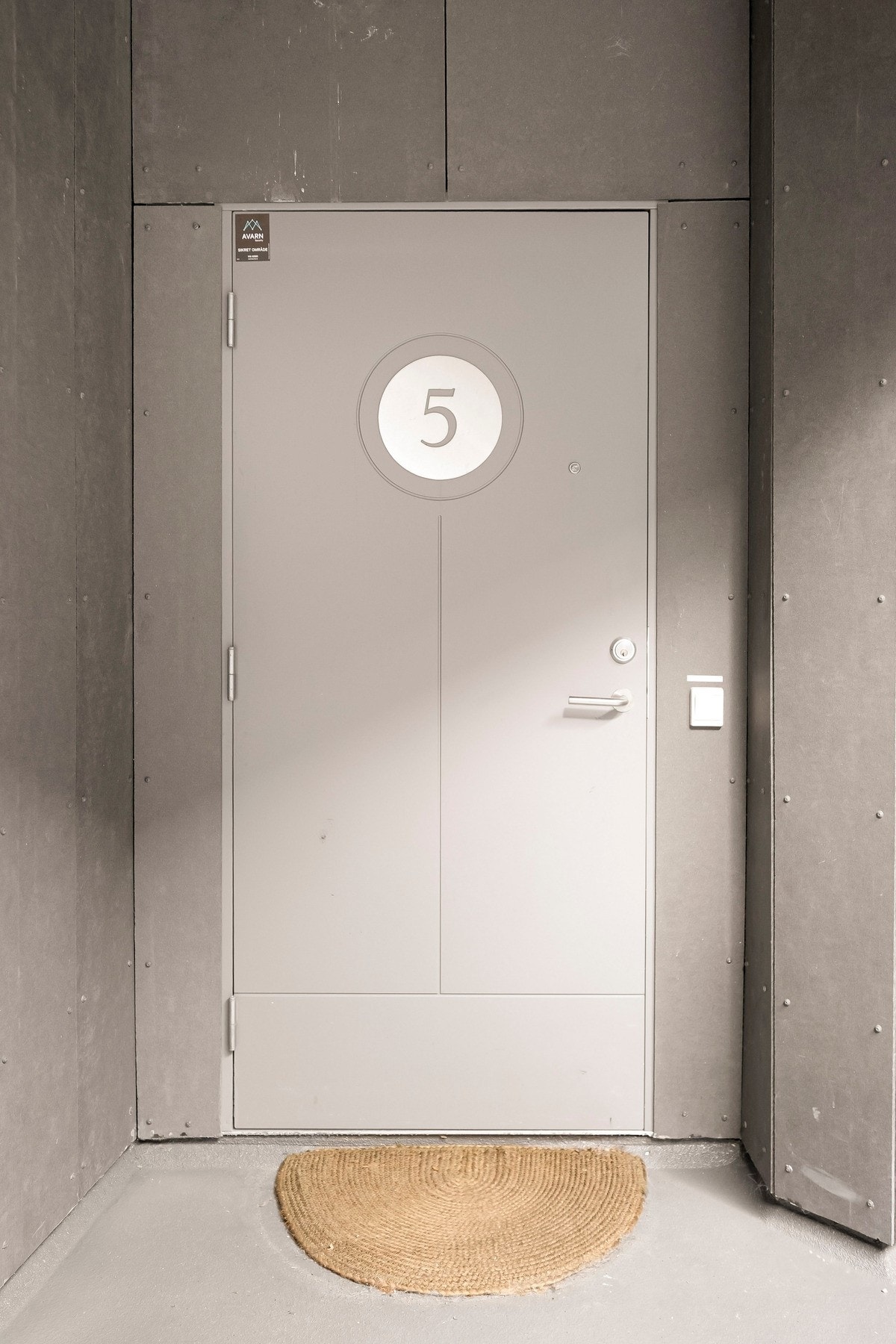 Døren til leiligheten er bemerket med nummer 5. Galleribilde