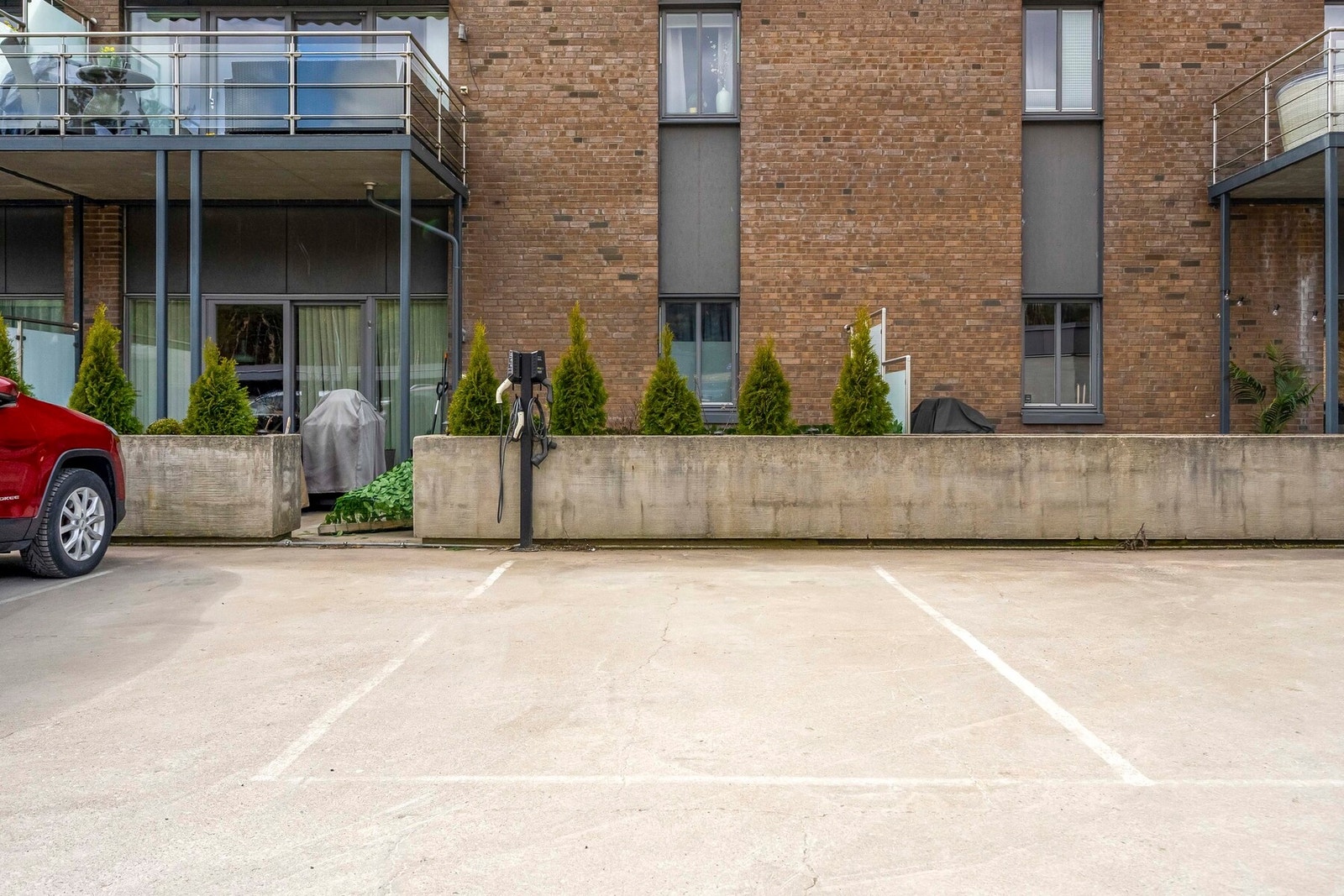 Egen parkeringsplass med elbillader. Galleribilde