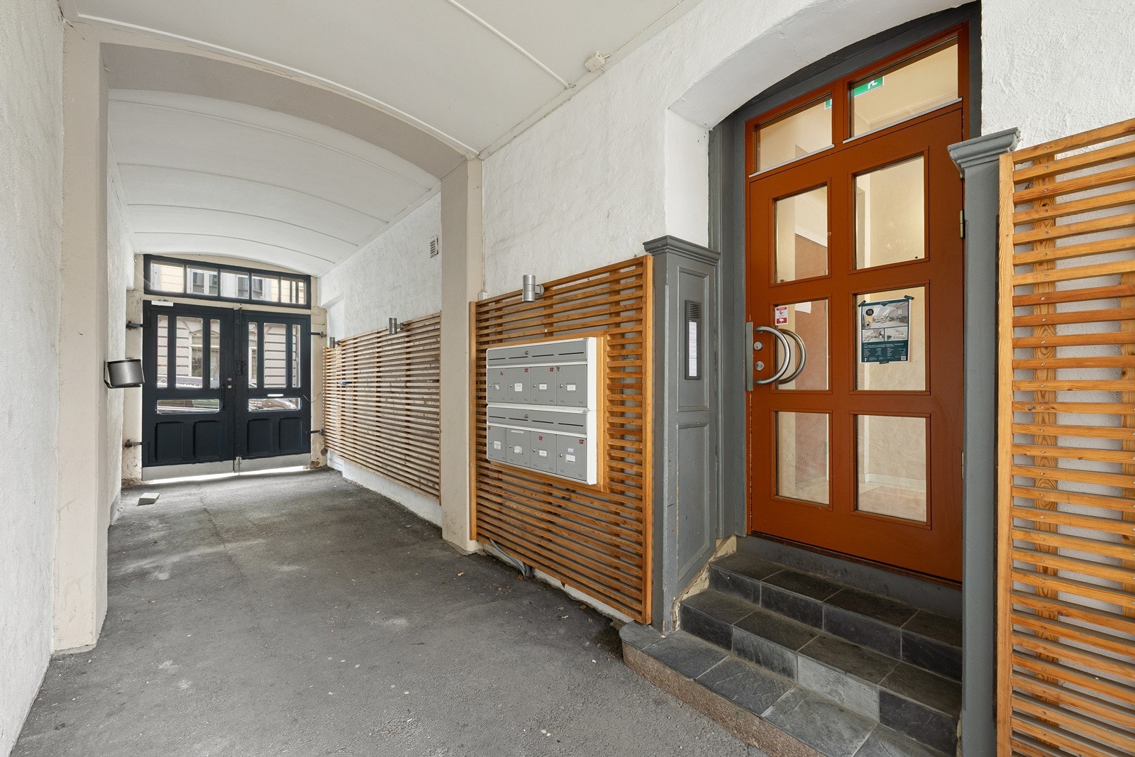 Velholdt og innbydende felles oppgang. Galleribilde