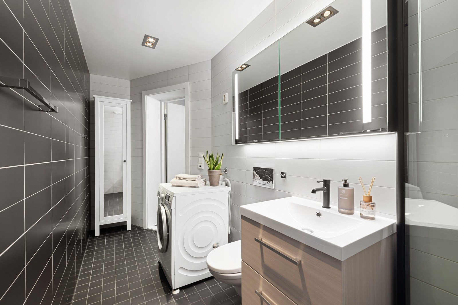 Badet er oppgradert i 2024 med ny dusj, servantkran og speilskap. Galleribilde