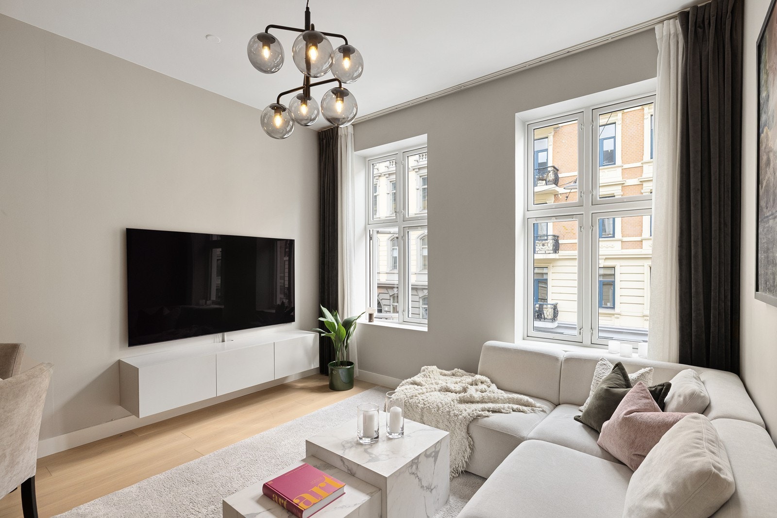 De lyse overflatene bidrar til et moderne og harmonisk uttrykk. Galleribilde