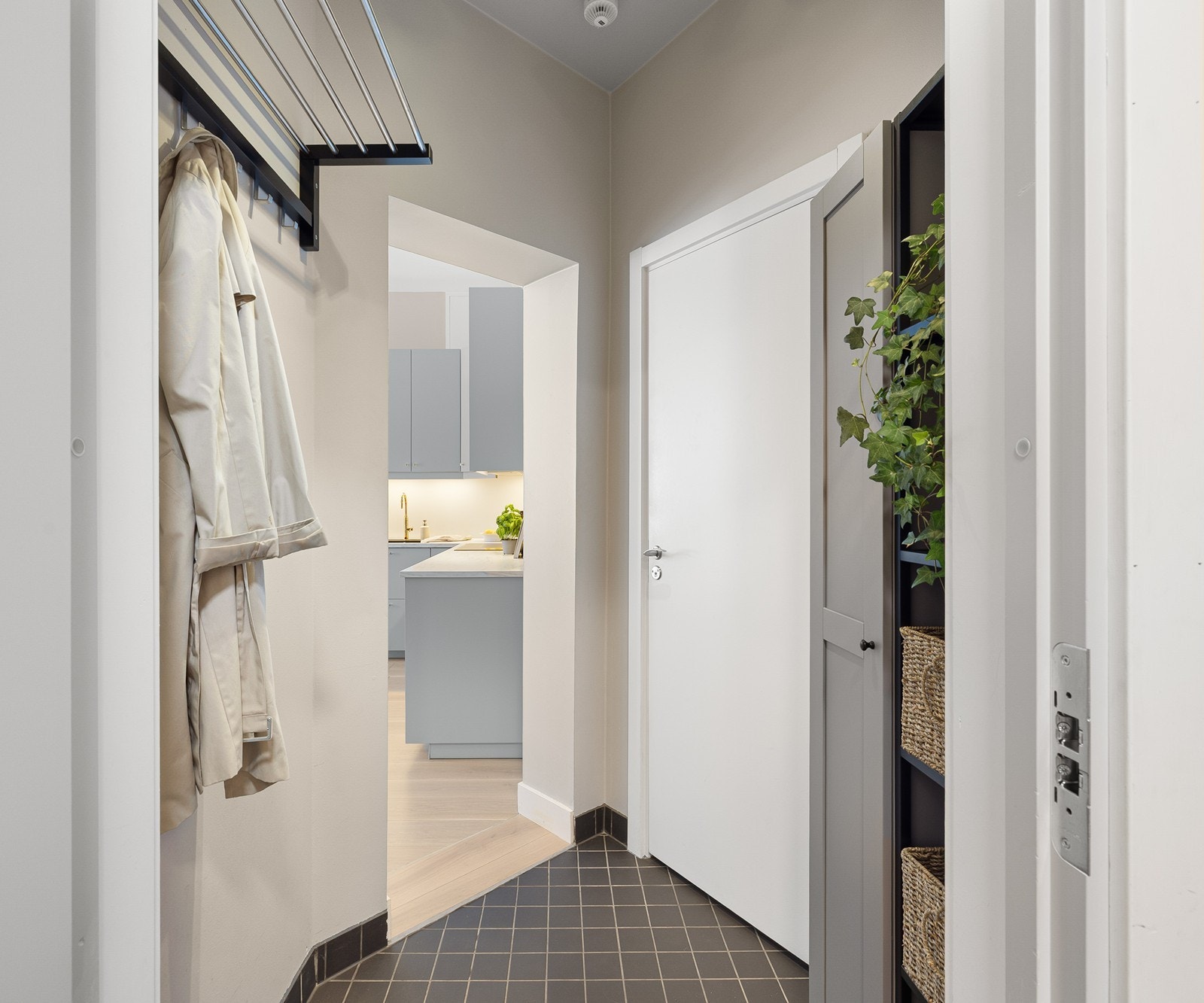 Du møtes av en pen entré med god plass til oppbevaring av yttertøy og sko. Galleribilde